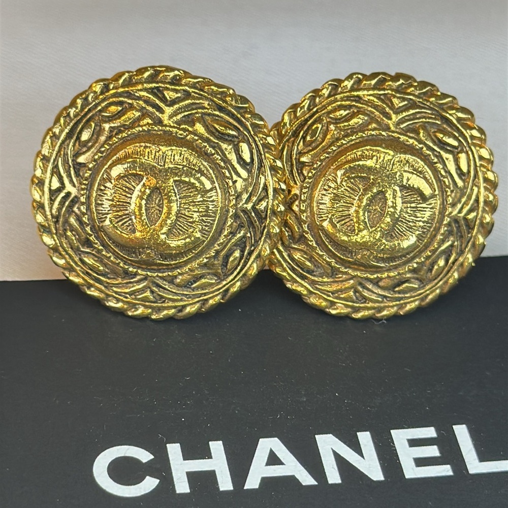 CHANEL CC Vintage 24K Goldplated clip on Earrings w/ COA, unbranded necklace - Picture 4 of 10